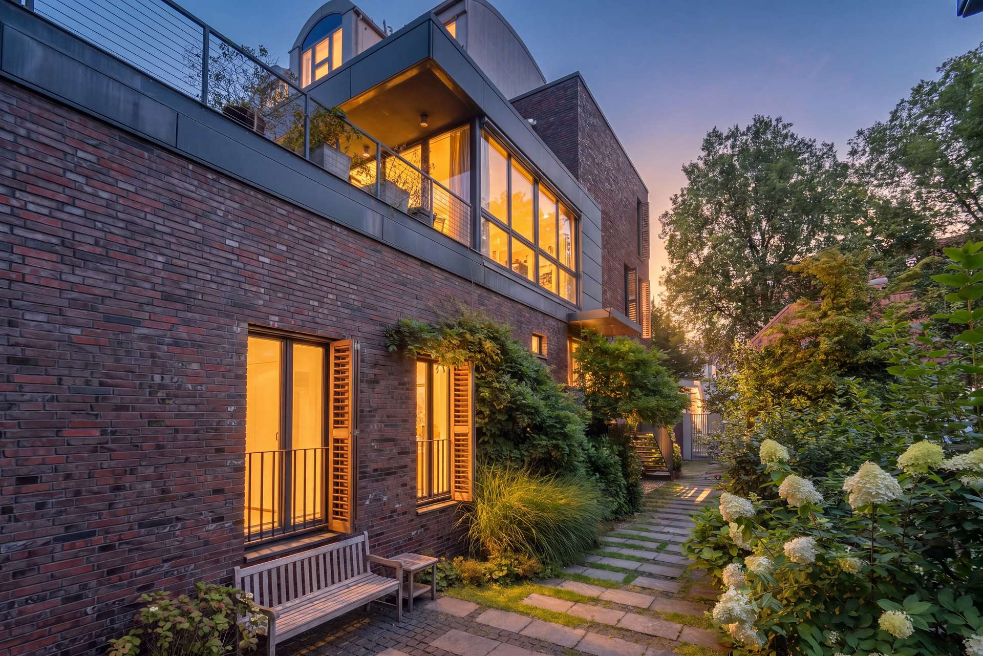 Außenansicht des Hauses in der Abenddämmerung