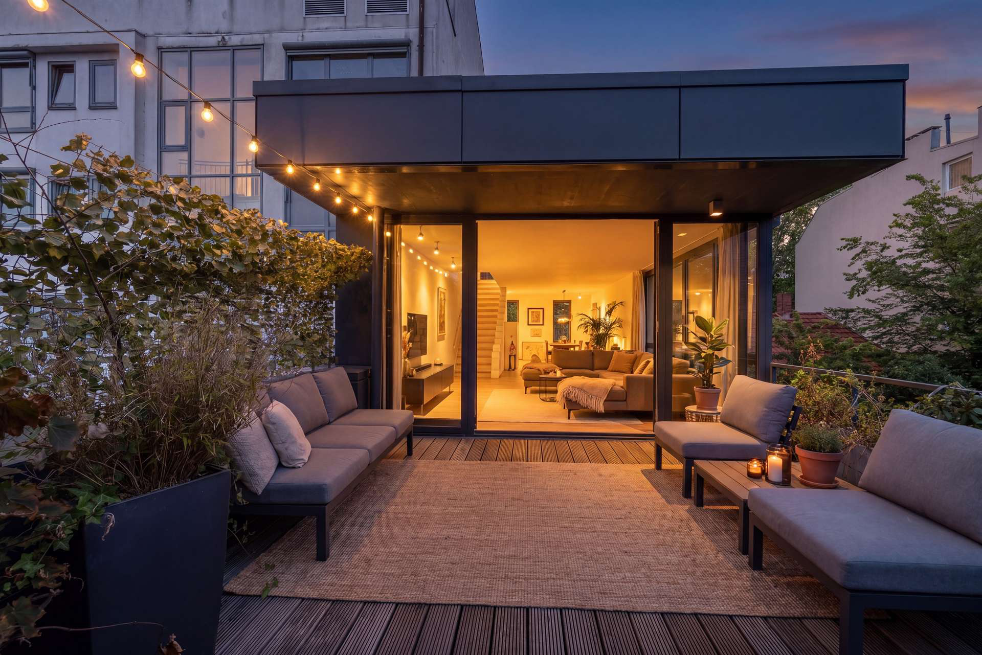 Terrasse im Grünen am Abend